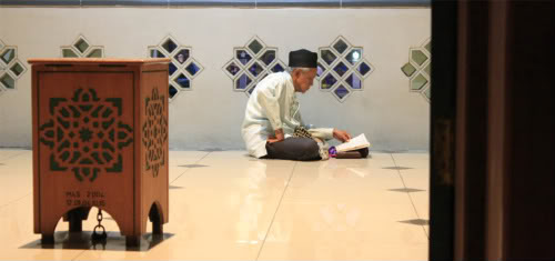 I'tikaf di Masjid - Membaca Al Quran