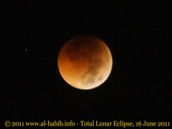Foto gerhana bulan total, 16 Juni 2011. Masa totalitas gerhana. Bulan merah jingga.
