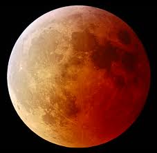 Bulan merah jingga saat gerhana bulan total