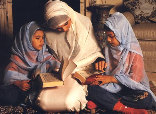 Ibu menjadi madrasah bagi putra-putrinya dalam keluarga muslim.