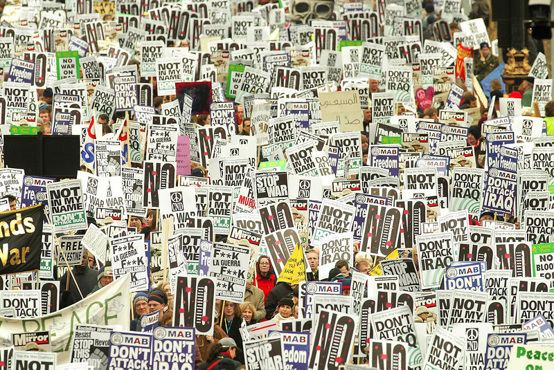 Demonstrasi Anti-Perang di Inggris meminta pemerintah Inggris dan Amerika untuk tidak pergi berperang ke Irak. (REUTERS/Peter Macdiarmid)