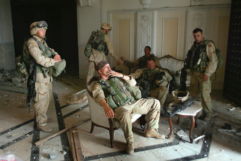 Pasukan Irak Bergaya di salah satu istana Saddam yang mereka kuasai. (AP Photo/John Moore)