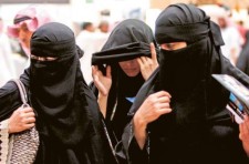 wanita-saudi-bercadar-berjilbab