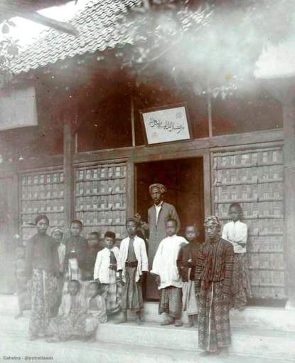 KH Ahmad Dahlan beserta murid-muridnya di Langgar Kidul tempo dulu.