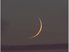 Sebagian kaum muslimin menunggu laporan terlihatnya bulan sabit atau hilal untuk memulai puasa Ramadhan.
