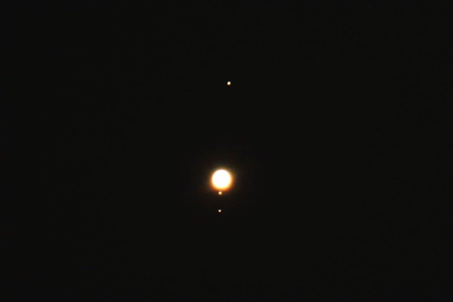 Planet Jupiter terlihat dalam teropong bersama dengan beberapa bulannya saat konjungsi dengan Venus. (Mutoha Arkanuddin)