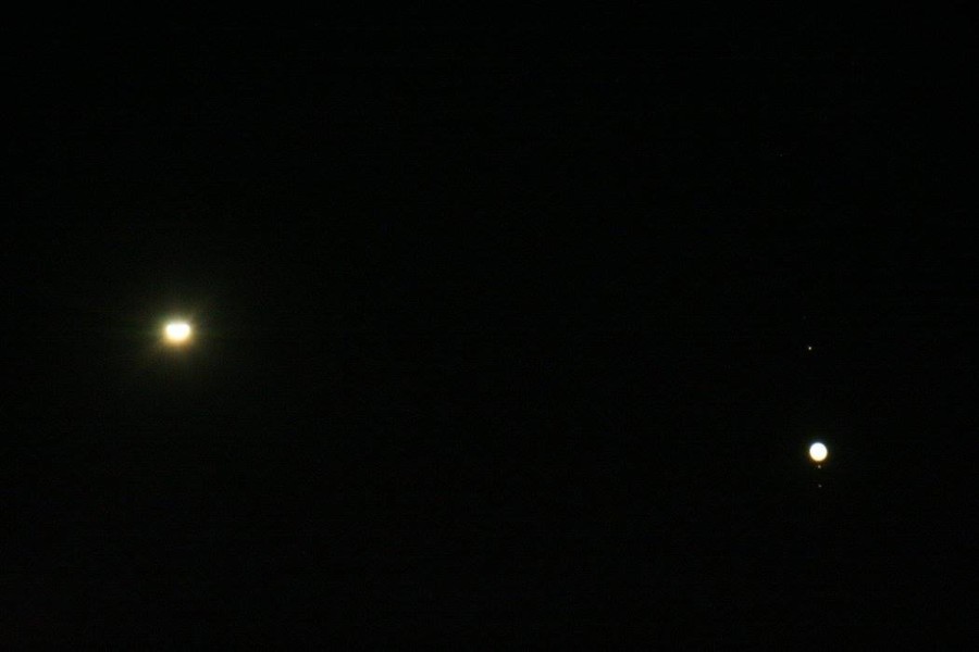 Close-up planet Venus (kiri) dan Jupiter (kanan) yang sedang mengalami konjungsi.