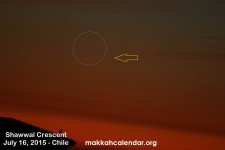 Foto bulan sabit yg terlihat pada Kamis, 16 Juli 2015, dari Chili dengan bantuan binokuler.