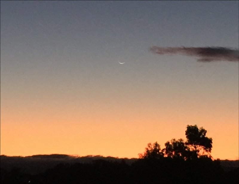 Foto bulan sabit yg terlihat pada Jumat, 17 Juli 2015, dari Australia dengan mata telanjang.
