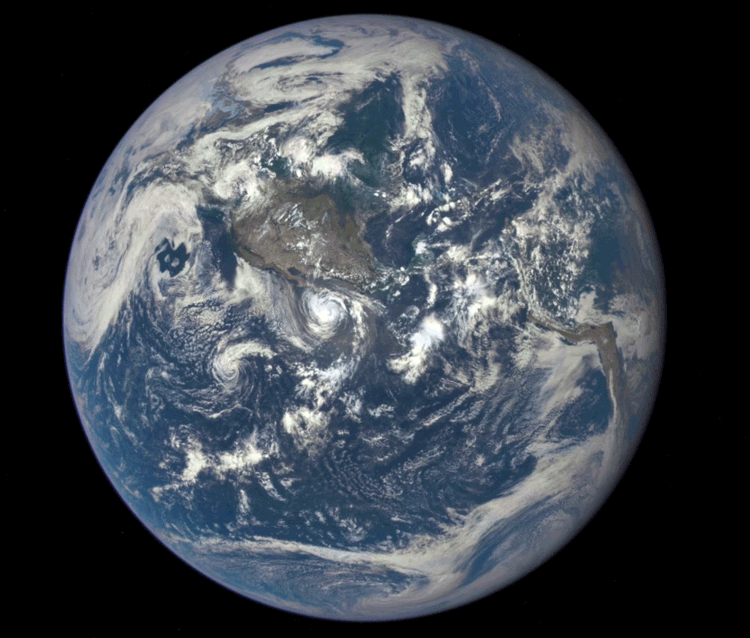 Animasi bulan melintasi bumi pada 17 Juli 2015 yang difoto oleh satelit DSCOVR. (NASA)
