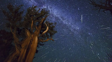 Hujan meteor Perseid tahun 2013 di Kalifornia tertangkap dalam foto. (Dans' Space)