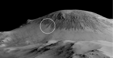Gurat-gurat gelap menandakan aliran air di kawah Horowitz, Mars.