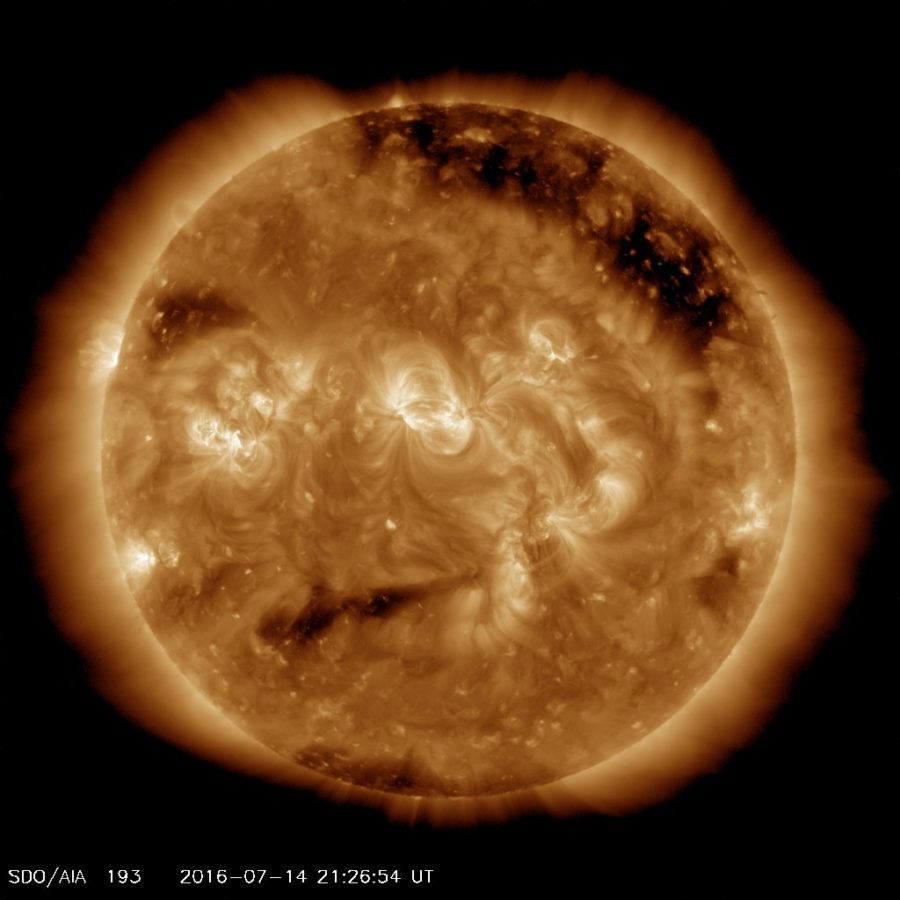 Wajah Gelisah Matahari yang terbentuk dari bagian "mata" yang aktif dan siap melontarkan plasma panas serta bagian "mulut" yang merupakan "lubang dingin" dari korona matahari.