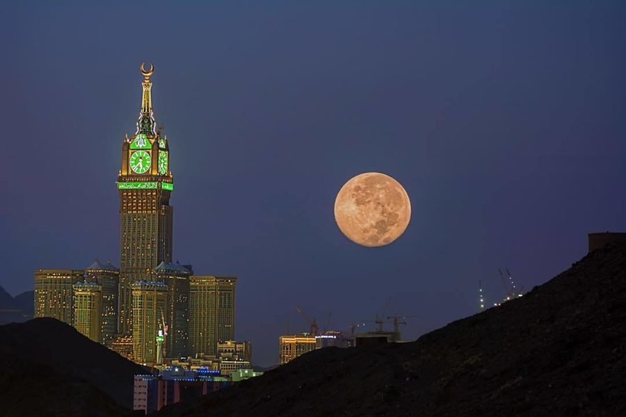 Bulan purnama dengan langit biru di atas kota Mekah.