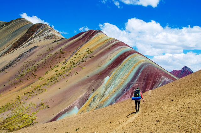 Di Peru, ada pegunungan Ausangate, yang menyajikan gunung dengan garis-garis beraneka warna.