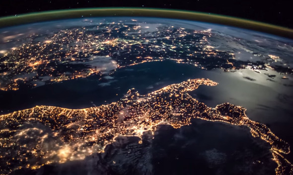 Foto bumi dari luar angkasa, dari stasiun ruang angkasa ISS memperlihatkan bentuk muka bumi yang bulat. ISS di atas Italia.