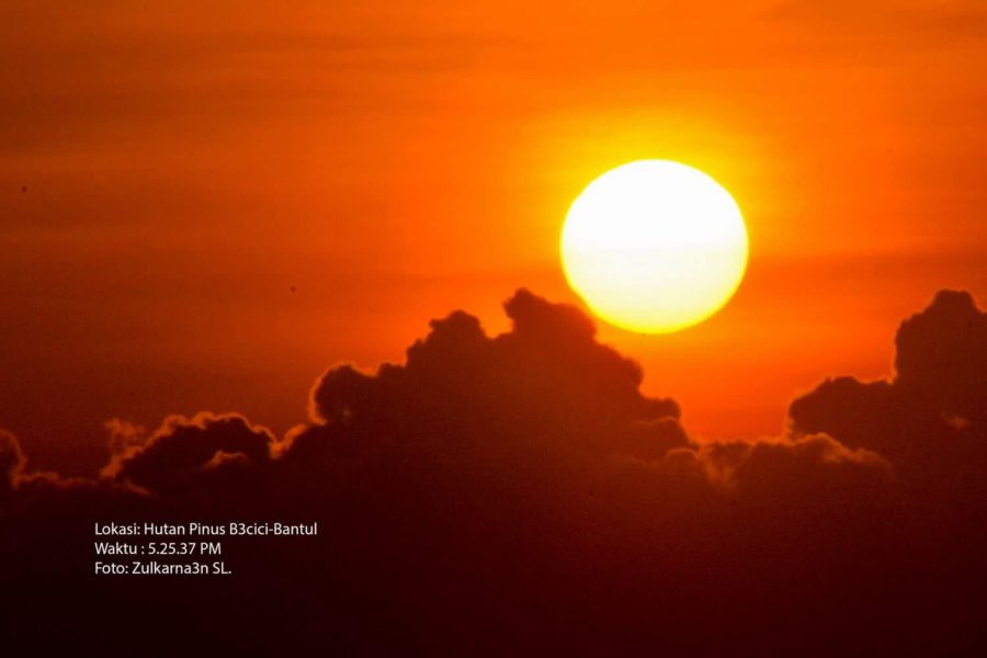 Zulkarnaen mengabadikan foto gerhana matahari sebagian, 1 September 2016 dari hutan Pinus Becici, Bantul, Yogyakarta.