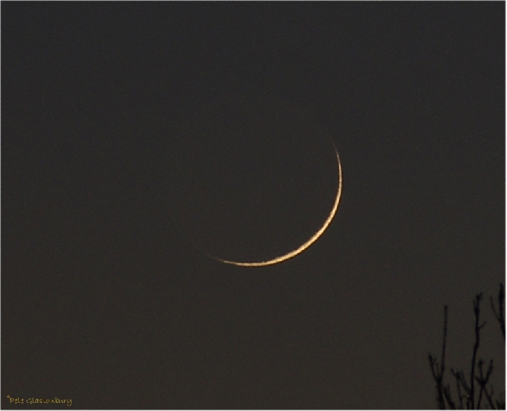 Foto hilal, bulan sabit, 1 Jumadil Awwal 1439 H dari Inggris. Diperoleh pada Kamis, 18 Januari 2018.
