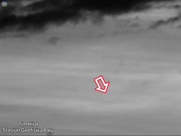 Foto Hilal 1 Syawal 1439 H terlihat dari Palu, Sulawesi. Bulan sabit berhasil difoto oleh tim BMKG pada Kamis, 14 Juni 2018.