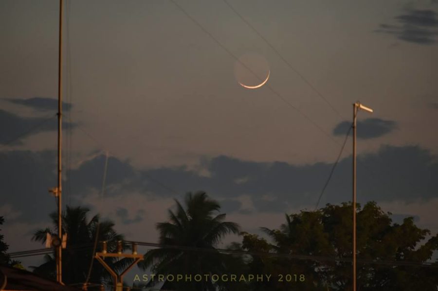 Foto bulan sabit (hilal) 1 Dzulhijjah 1439 H terlihat dari Aceh, Indonesia pada hari Ahad, 12 Agustus 2018.