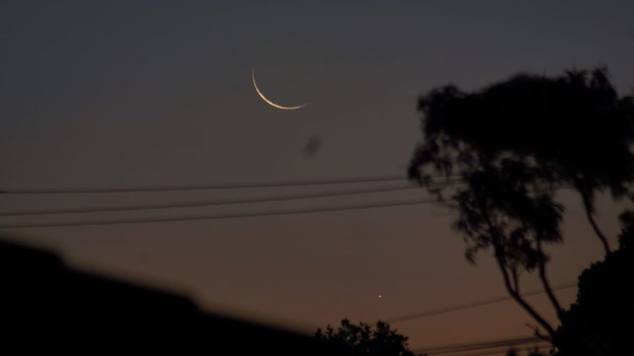 Foto bulan sabit (hilal) Jumadal Akhirah 1442 H pada petang hari Kamis, 14 Januari 2021 dari Perth, Australia.