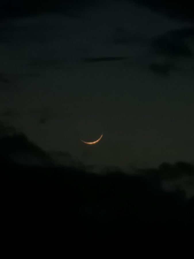 Foto bulan sabit (hilal) 1 Jumadil Ula 1443 H diperoleh dari Berau, Kalimantan pada petang hari Ahad, 5 Desember 2021. (Sumber: Amran Syah)
