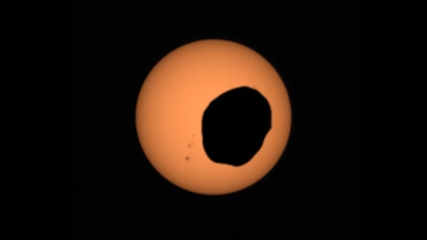 Gerhana matahari di planet Mars oleh bulan Phobos, 2 April 2022.