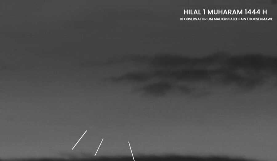 Foto bulan sabit (hilal) 1 Muharam 1444 H dari Lhokseumawe, Aceh, Indonesia pada petang hari Jumat, 29 Juli 2022 M.