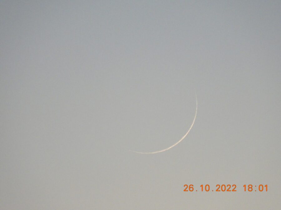 Foto bulan sabit 1 Rabiul Akhir 1444 H dari Abha, Arab Saudi pada petang hari Rabu, 26 Oktober 2022.