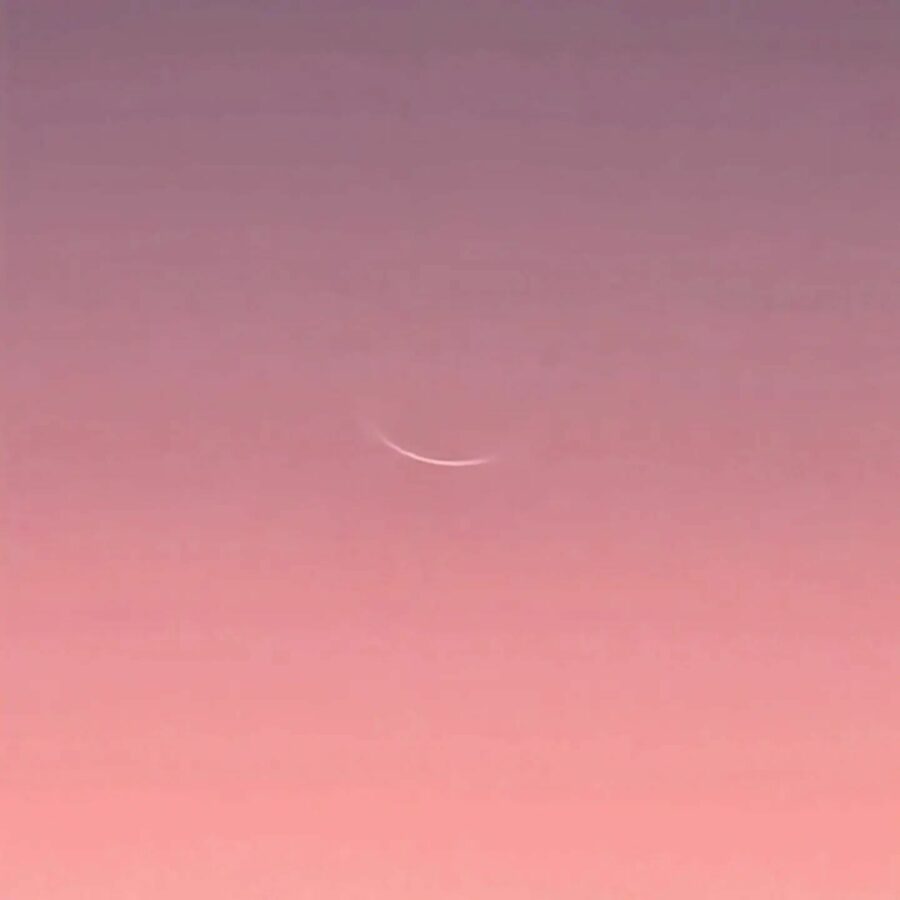 Foto bulan sabit 1 Rabiul Akhir 1444 H dari Perth, Australia pada petang hari Rabu, 26 Oktober 2022.