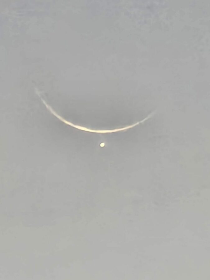 Foto bulan sabit 1 Ramadhan 1444 H dari Guyana pada hari Rabu, 22 Maret 2023. Terlihat di bawahnya ada planet Jupiter.