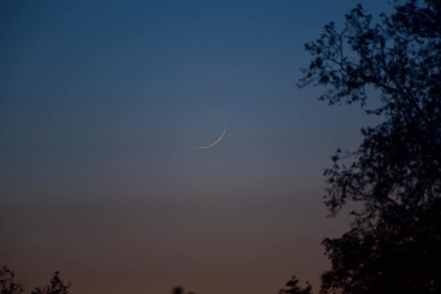 Foto bulan sabit (hilal) 1 Dzulqaidah 1444 H dari London, Inggris pada petang hari Sabtu, 20 Mei 2023.